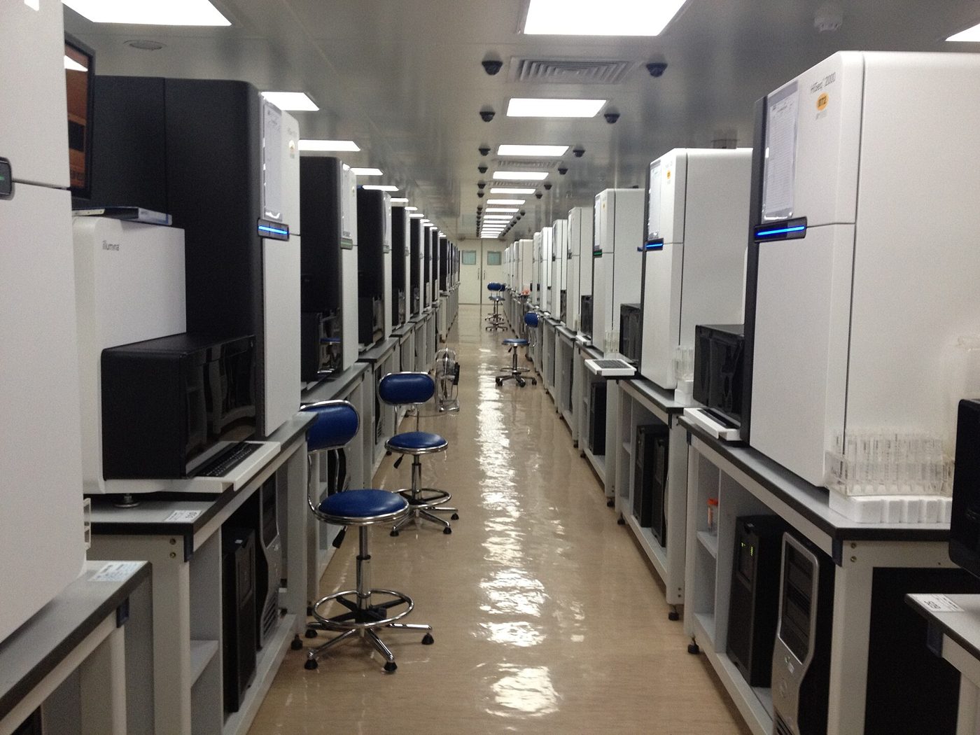 Sala de sequenciamento com vários sequenciadores Illumina HiSeq 2000 lado a lado